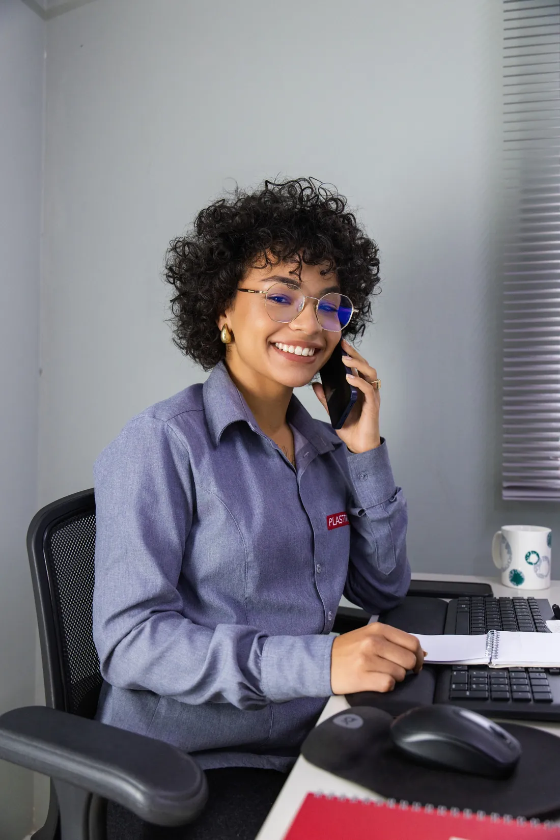 Consultora comercial da Plastitape em atendimento
