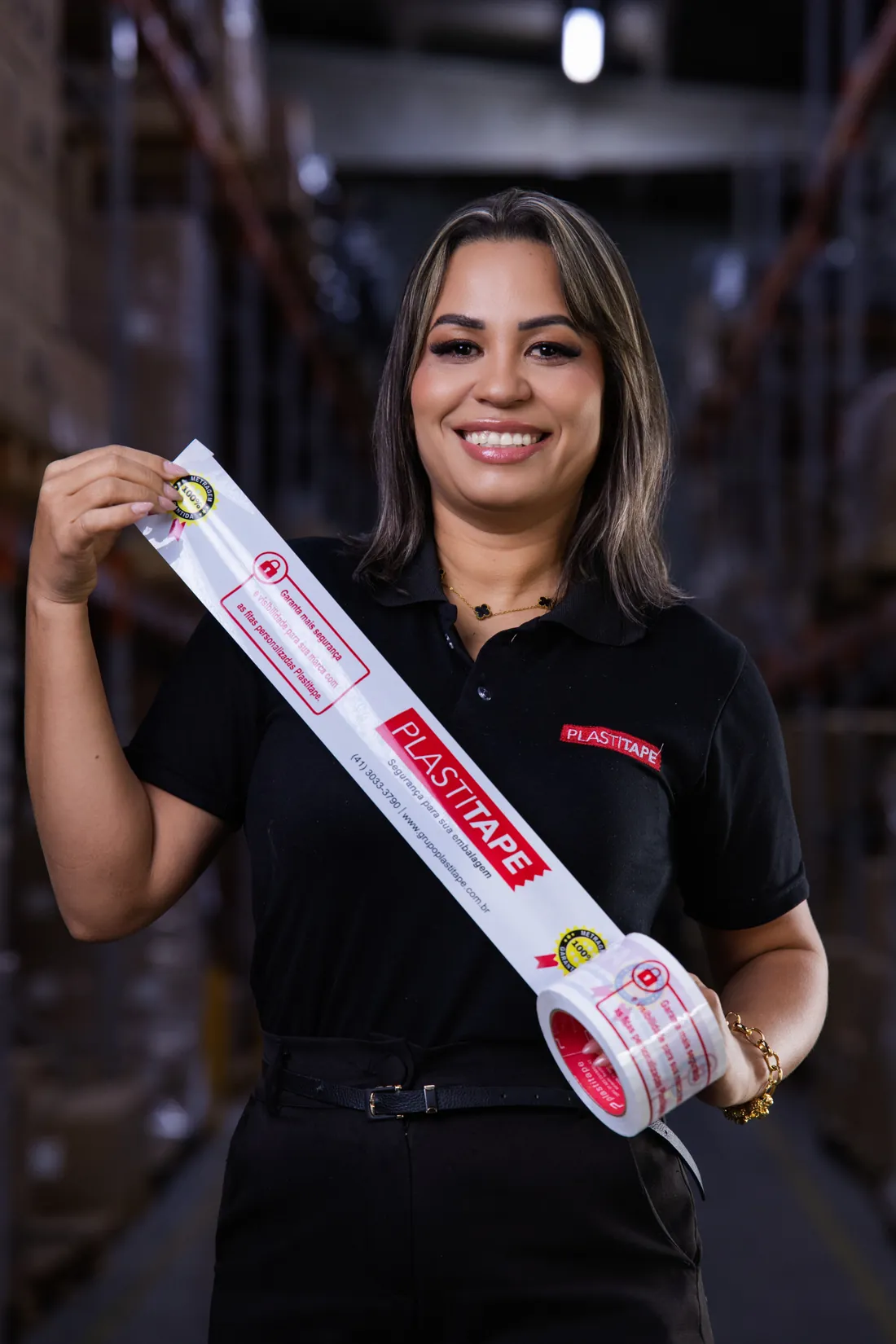 Colaboradora Plastitape apresentando uma fita personalizada impressa com a marca